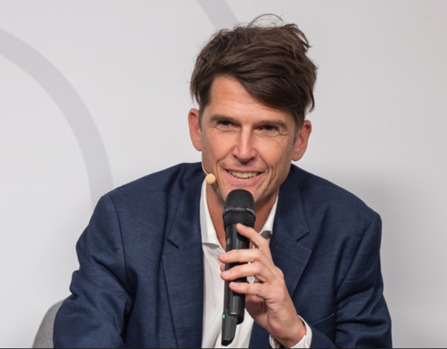 Harald Friedl reta al sector de la construcción a acelerar la economía circular y la inteligencia artificial para un futuro sostenible.