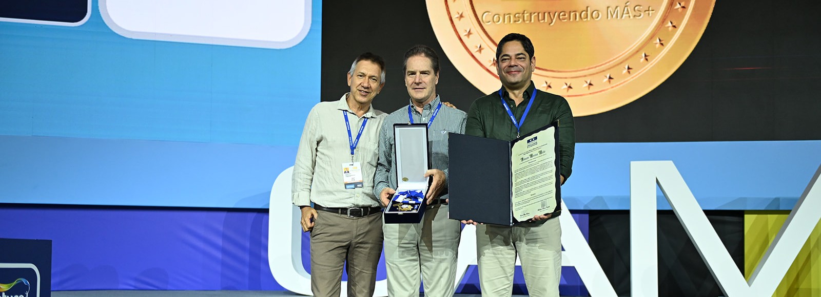 Camacol otorga Presea de Oro a Roberto Moreno, presidente de Amarilo