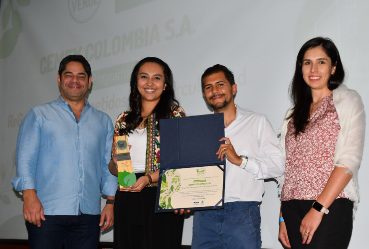 Guillermo Herrera, presidente ejecutivo de Camacol junto a representantes de Cemex Colombia - proyecto Re - genera, ganadores en la categoría Economía Circular