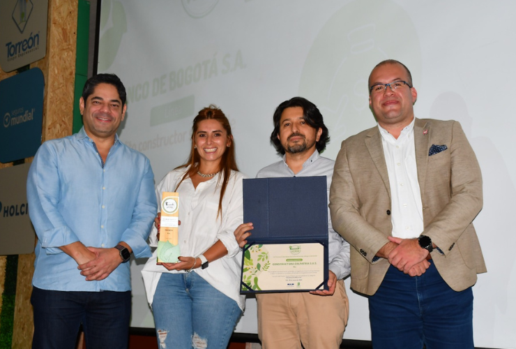 Guillermo Herrera, presidente ejecutivo de Camacol junto a representantes de la Constructora Colpatria - proyecto BIO,  ganadores en la categoría Eficiencia de Recursos