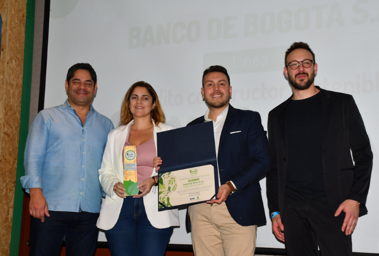 Guillermo Herrera, presidente ejecutivo de Camacol junto a representantes del Banco de Bogotá, ganadores en la categoría Financiación Climática por su crédito de construcción sostenible y Mauro Manca, fundador de Energreen Design