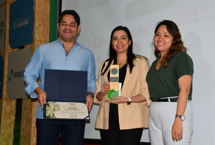 Guillermo Herrera, presidente ejecutivo de Camacol junto a representantes de Acesco, ganadores en la categoría Materiales