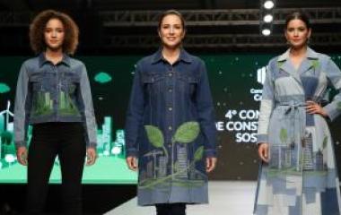 alt="Fundación Ecojeans reciclaje textil con jeans reutilizados"