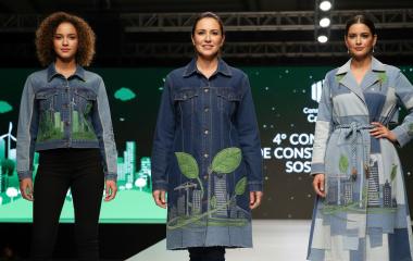 alt="Fundación Ecojeans reciclaje textil con jeans reutilizados"