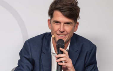Harald Friedl reta al sector de la construcción a acelerar la economía circular y la inteligencia artificial para un futuro sostenible.