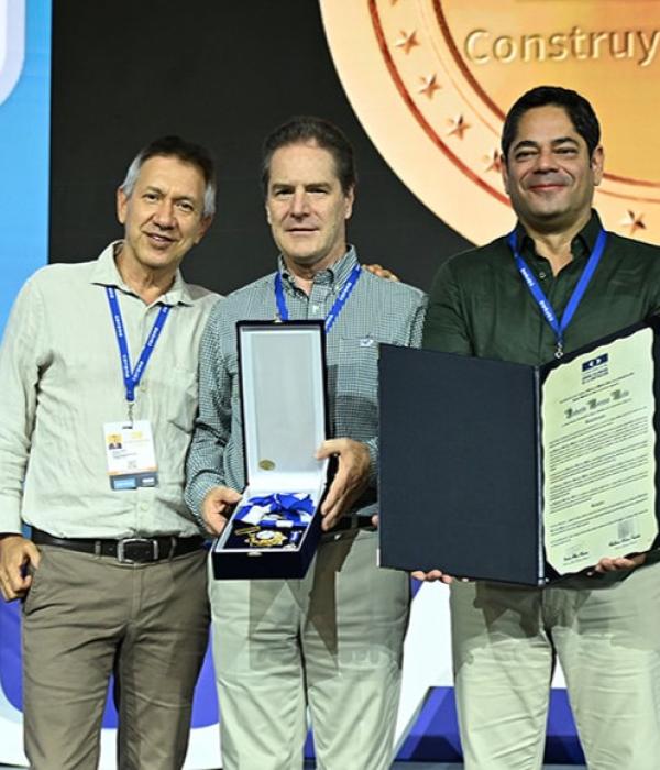 Camacol otorga Presea de Oro a Roberto Moreno, presidente de Amarilo