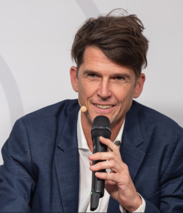 Harald Friedl reta al sector de la construcción a acelerar la economía circular y la inteligencia artificial para un futuro sostenible.